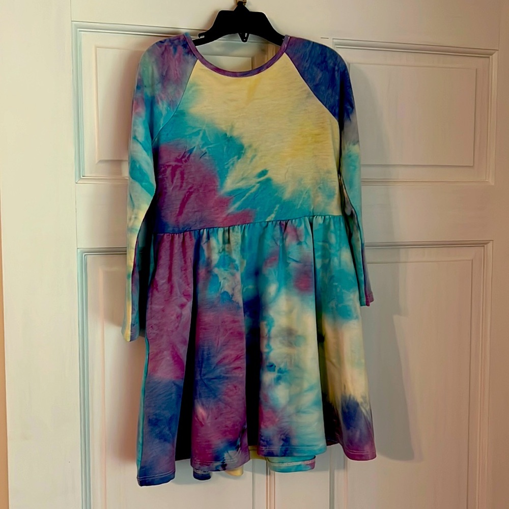 Cute, comfy and casual tie dye dress in size 6.